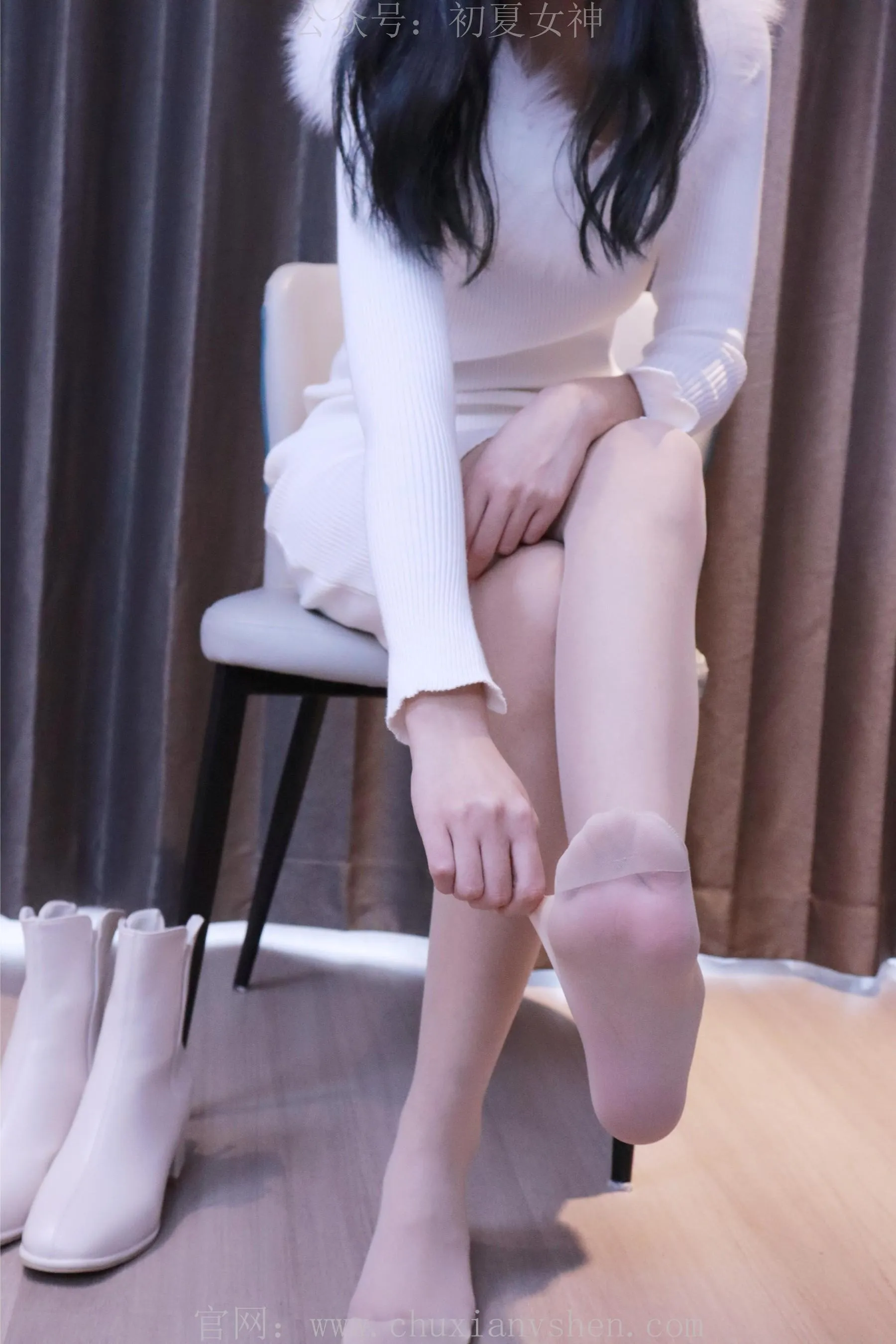 初夏女神 NO.010 依依 2022款白色毛领连衣裙搭白色短靴 [147P]插图